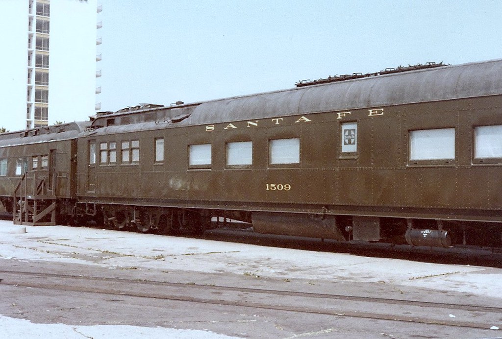 Flickriver Photoset 'Santa Fe Passenger Cars' by emd111