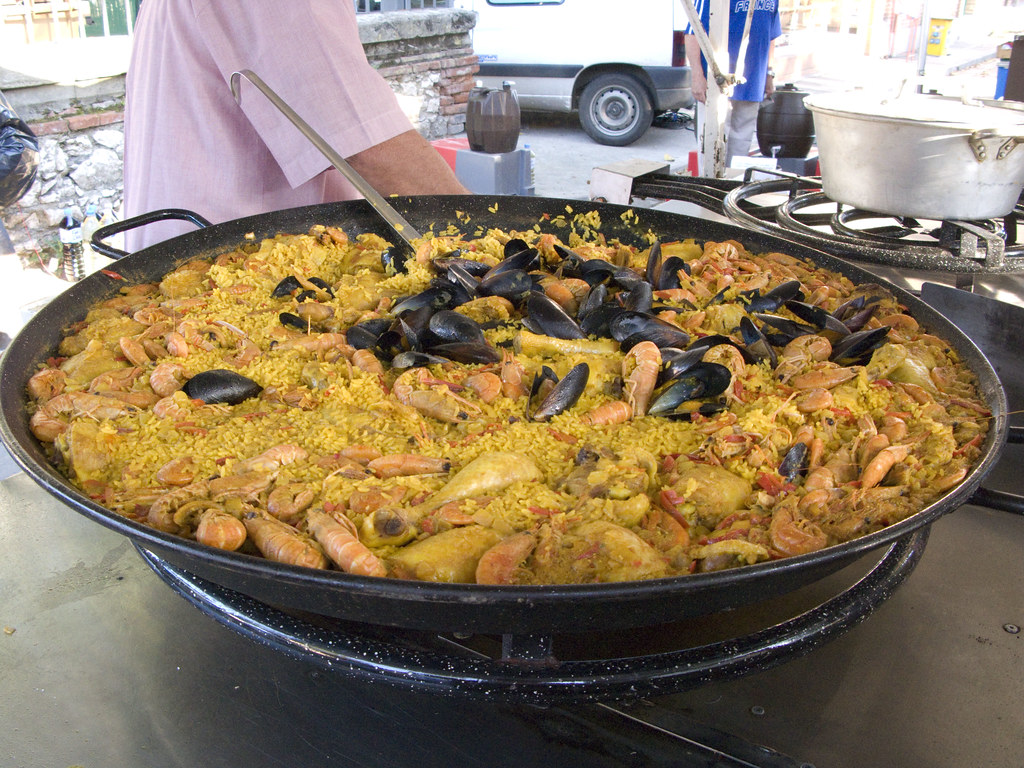 Paella Big pan of Paella at the market in Albi, France Cop… Flickr