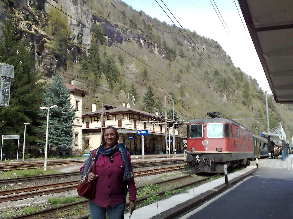 ISELLE Trem de Brig de carro, que passa para por um tunel … Flickr
