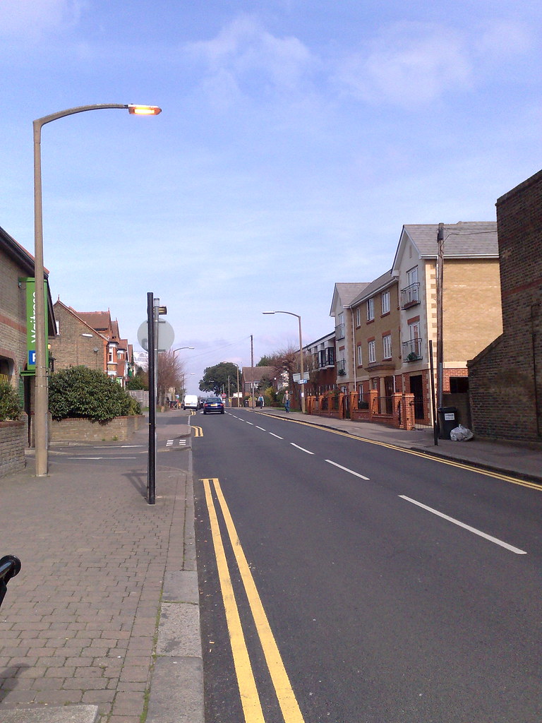 Victoria Road, Buckhurst Hill, Essex concrete lamp stand… Flickr