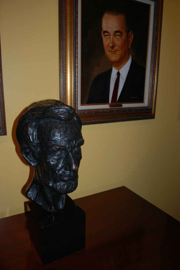 Bust of President Lincoln and Portrait of President Lyndon… Flickr