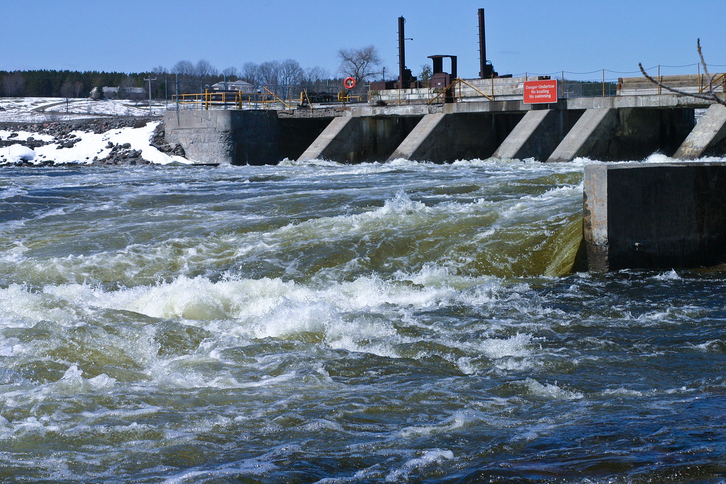 Trent Severn Waterway Lock 25 Spring water. Martin Halme Flickr