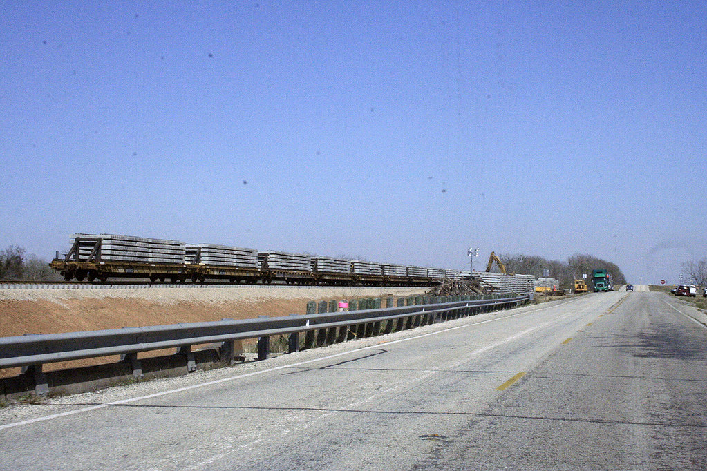 KCS CONCRETE TIE TRAIN, HUNGERFORD, TX 2009 Concrete rail … Flickr