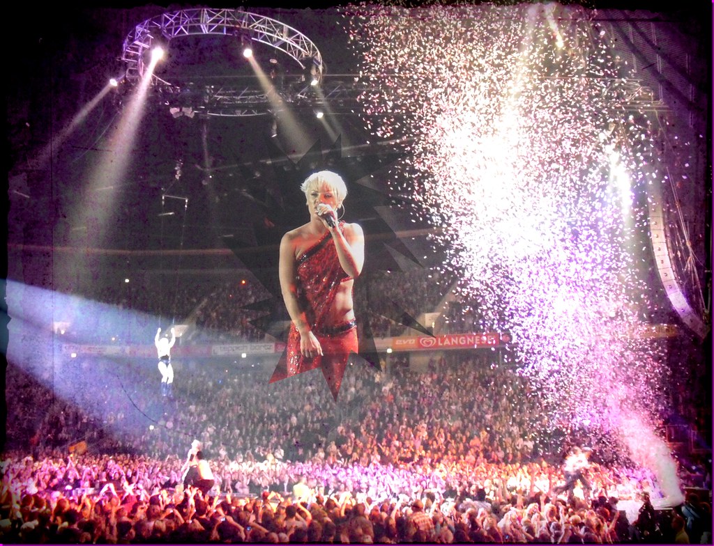 Glitter in the air Grand Finale Pink Funhouse Tour 2009 … Flickr