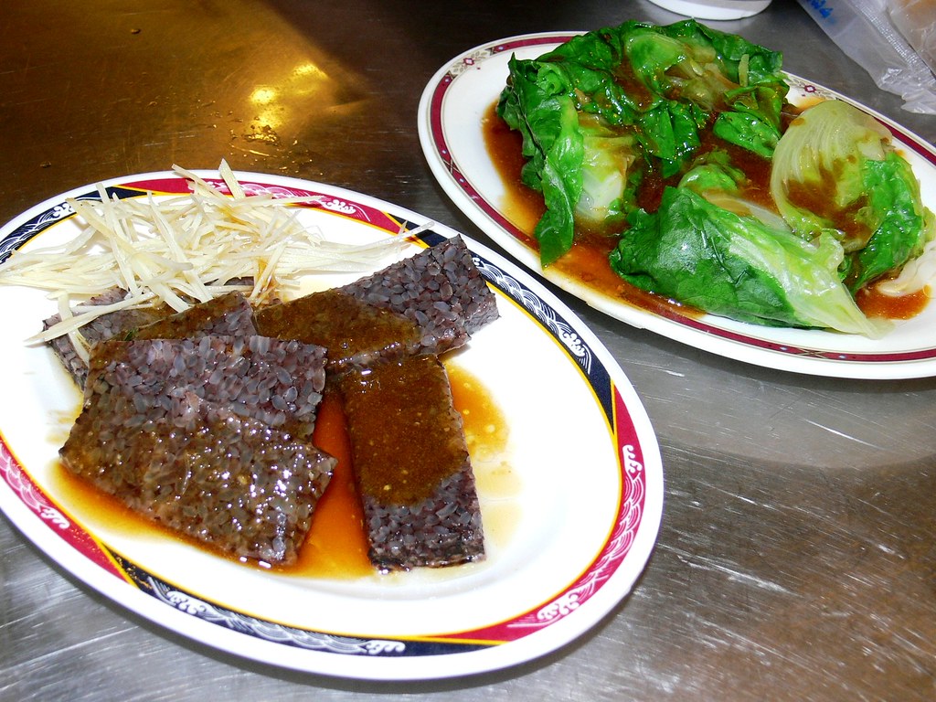 豬血糕 Pig blood sticky rice cake (zhū xiě gāo) with cabbage … Flickr