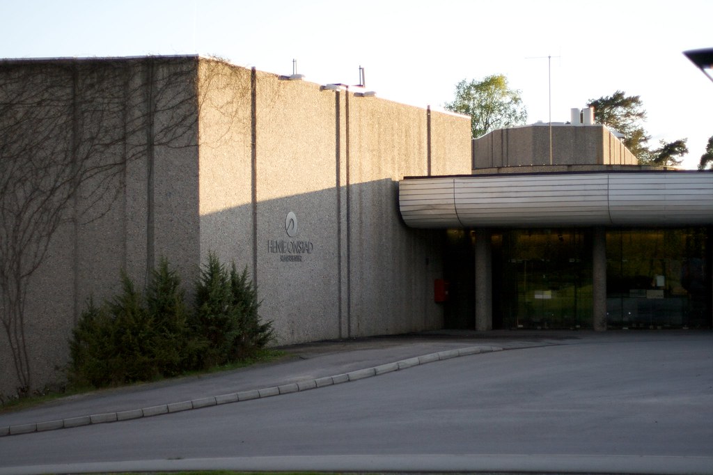 Henie Onstad kunstsenter inngangspartiet Alexander Ottesen Flickr