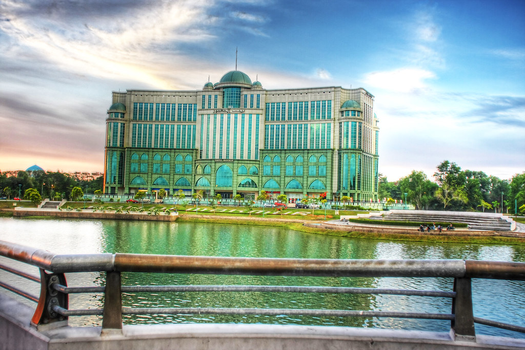 bangunan baitul makmur kuching