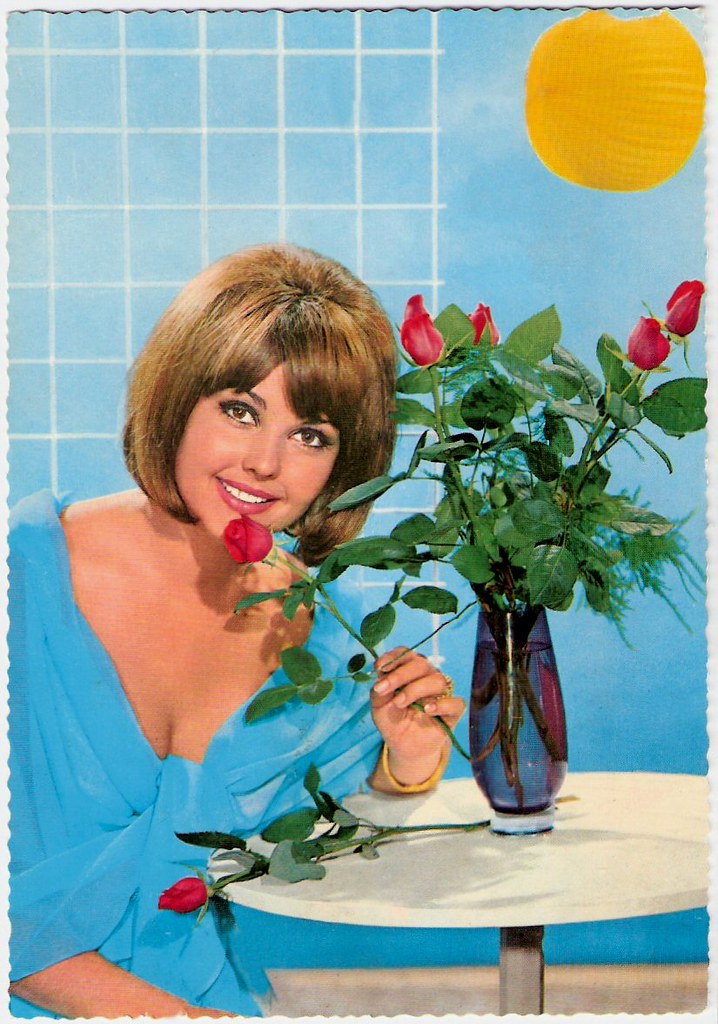 Rosebud German postcard by Krüger, nr. 900/290. Truus, Bob & Jan