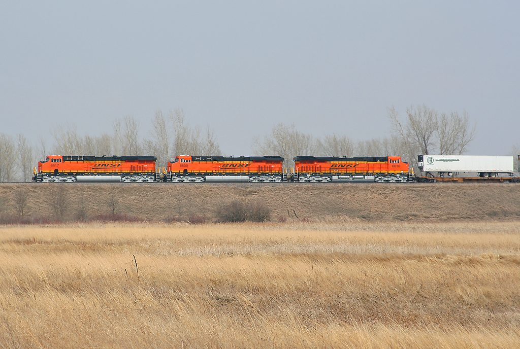 New ES44C4s at Glyndon, MN A trio of brand new ES44C4s on … Flickr