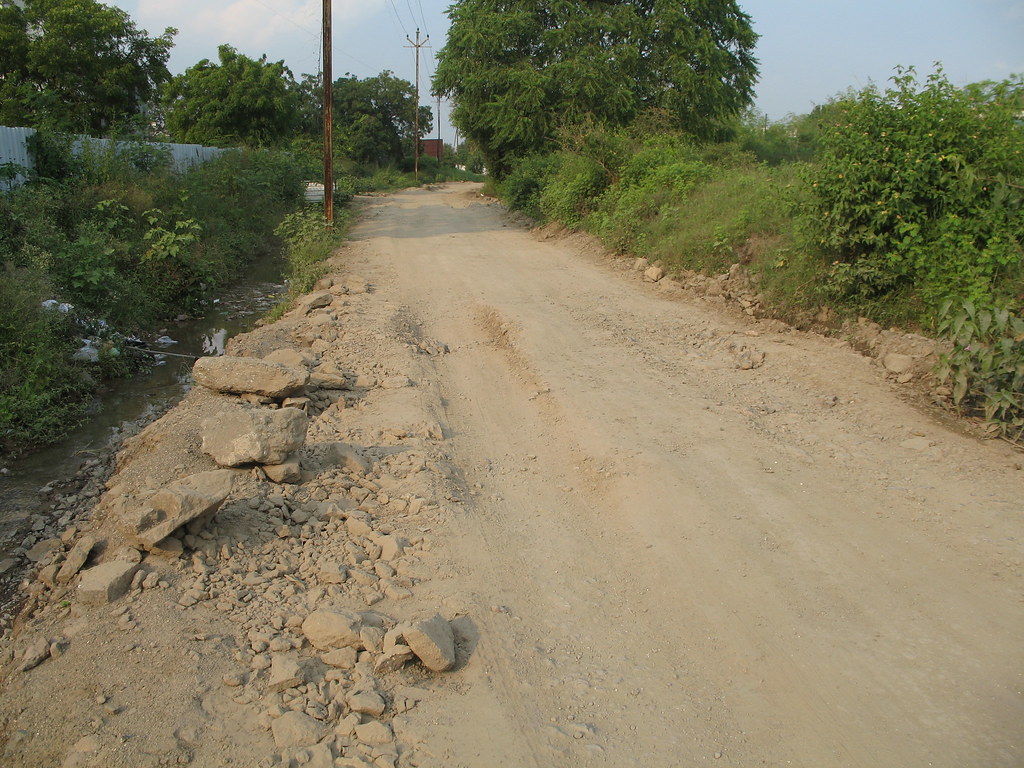 Narrow Kacha Road from Baner Gaon to Pride Platinum, Mirable and
