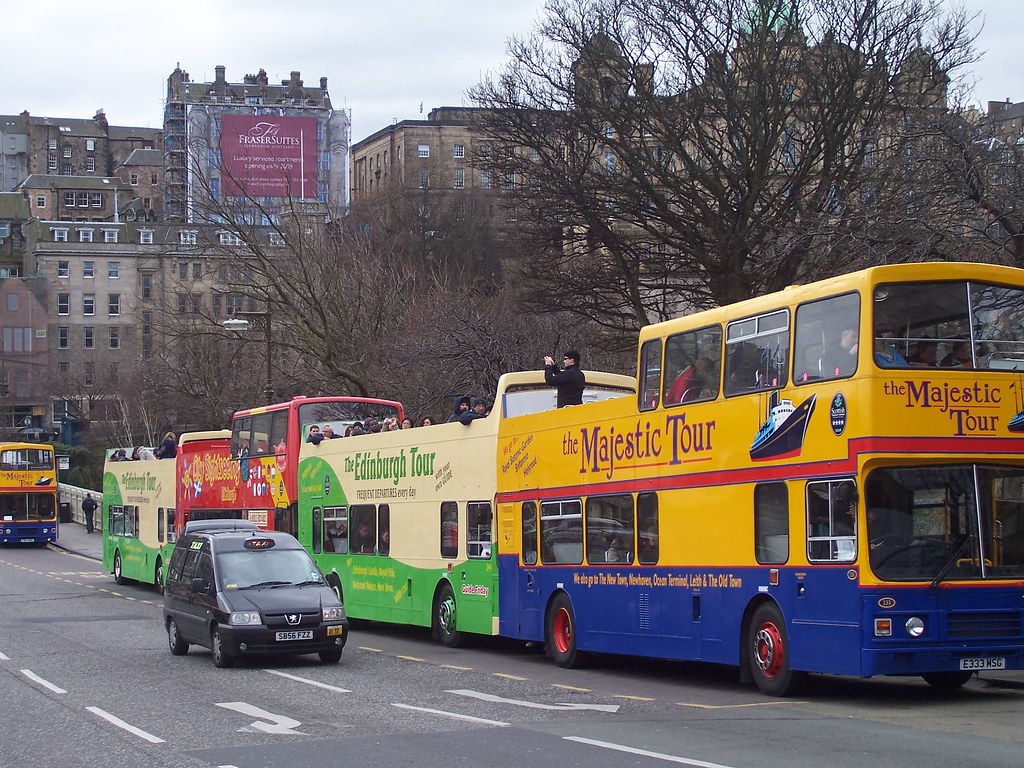 Edinburgh's tour buses Waiting near Waverly station. You h… Flickr