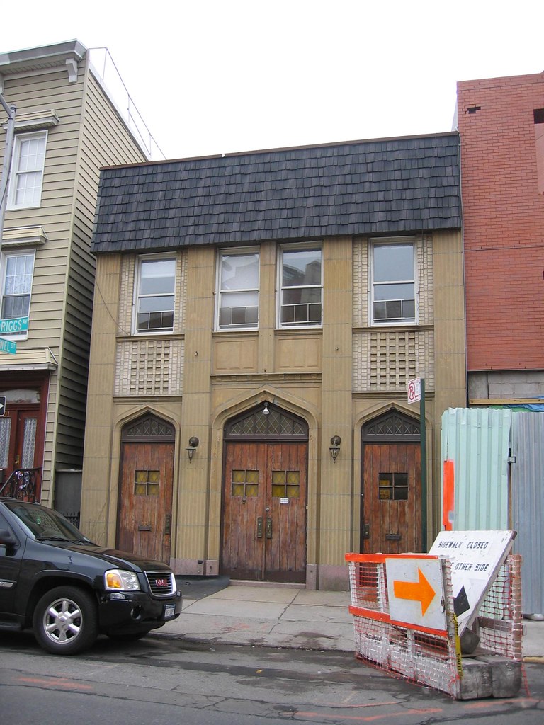 Building in Greenpoint, Brooklyn Facade of a building in G… Flickr