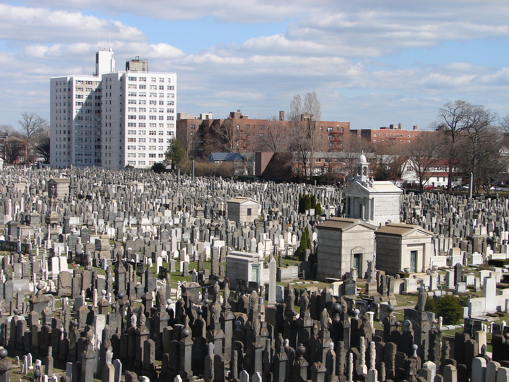 Brooklyn Cemetery Huge cemetery in Brooklyn which is bisec… Flickr