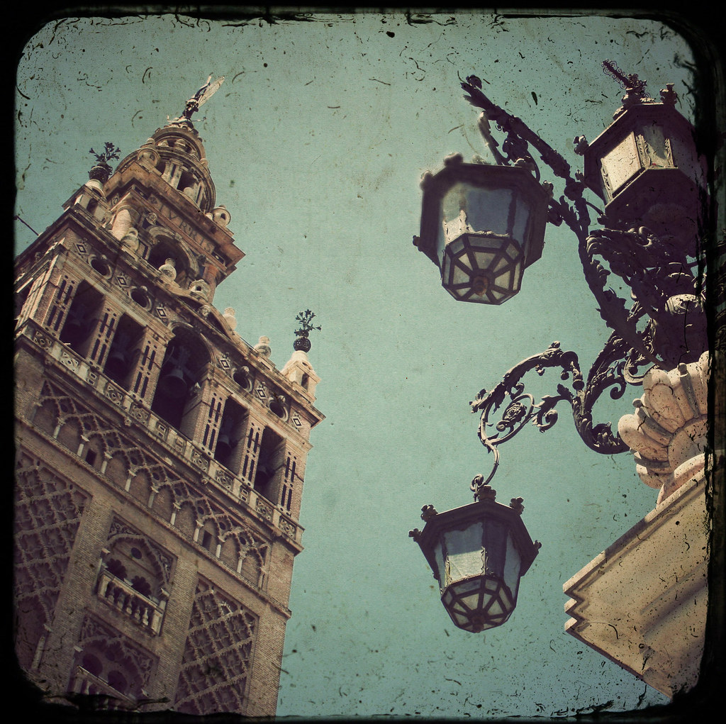 Giros giralda. (De girar). 1. f. Veleta de torre que