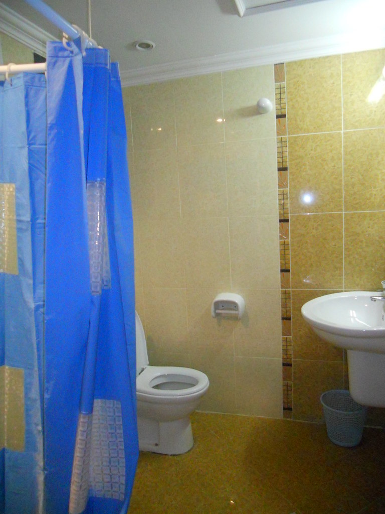 FULLY FURNISHED ROOM W/ OWN BATHROOM NEAR CENTERPOINT MALL… Flickr