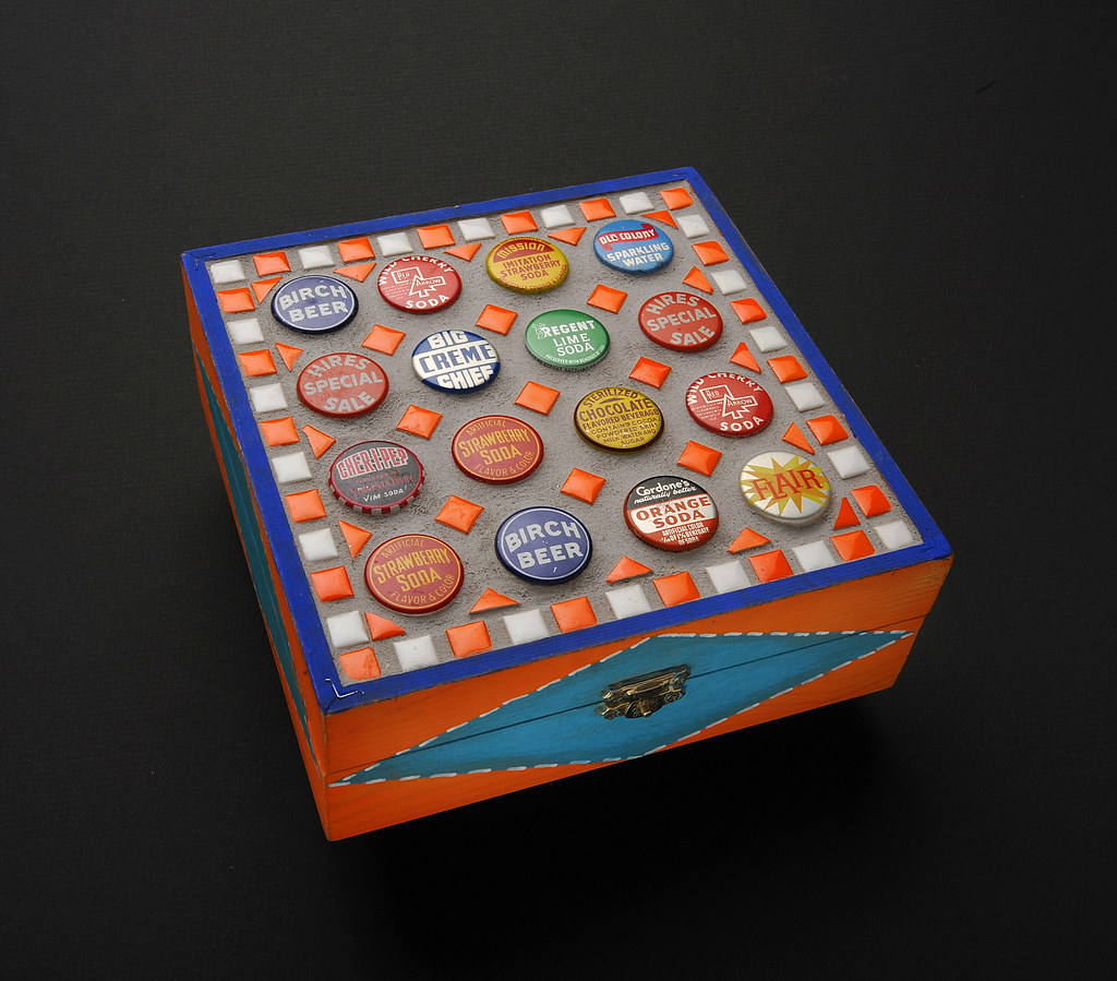 POP CAPS BOX 8" X 8" 2008 Vintage bottle cap box Flair Robinson