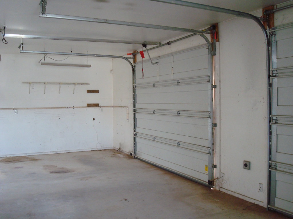 309 Two garage doors, one missing a garage door opener. Th… Flickr