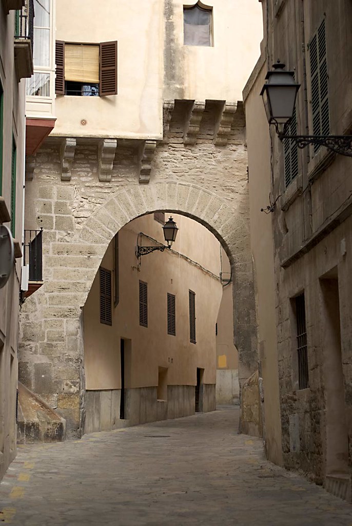 Calle Almudaina (Palma de Mallorca) El arco del Carrer de … Flickr