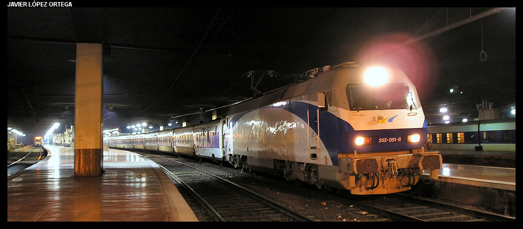 Trenhotel Pau Casals/Salvador Dalí en Sants La 252.051 fue… Flickr