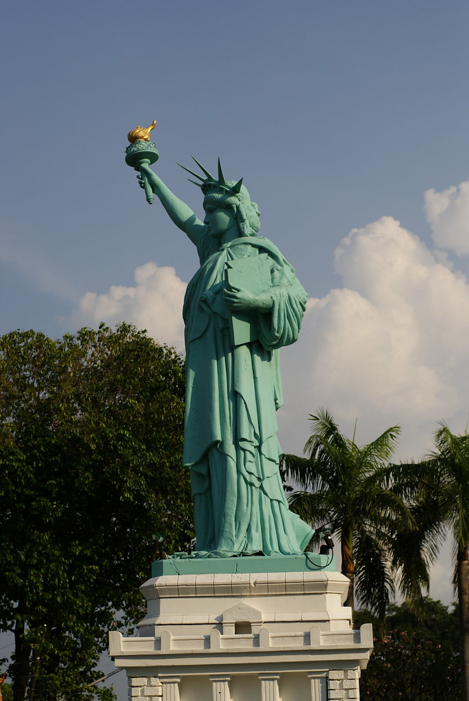 mini statue of liberty arnelcustorio Flickr