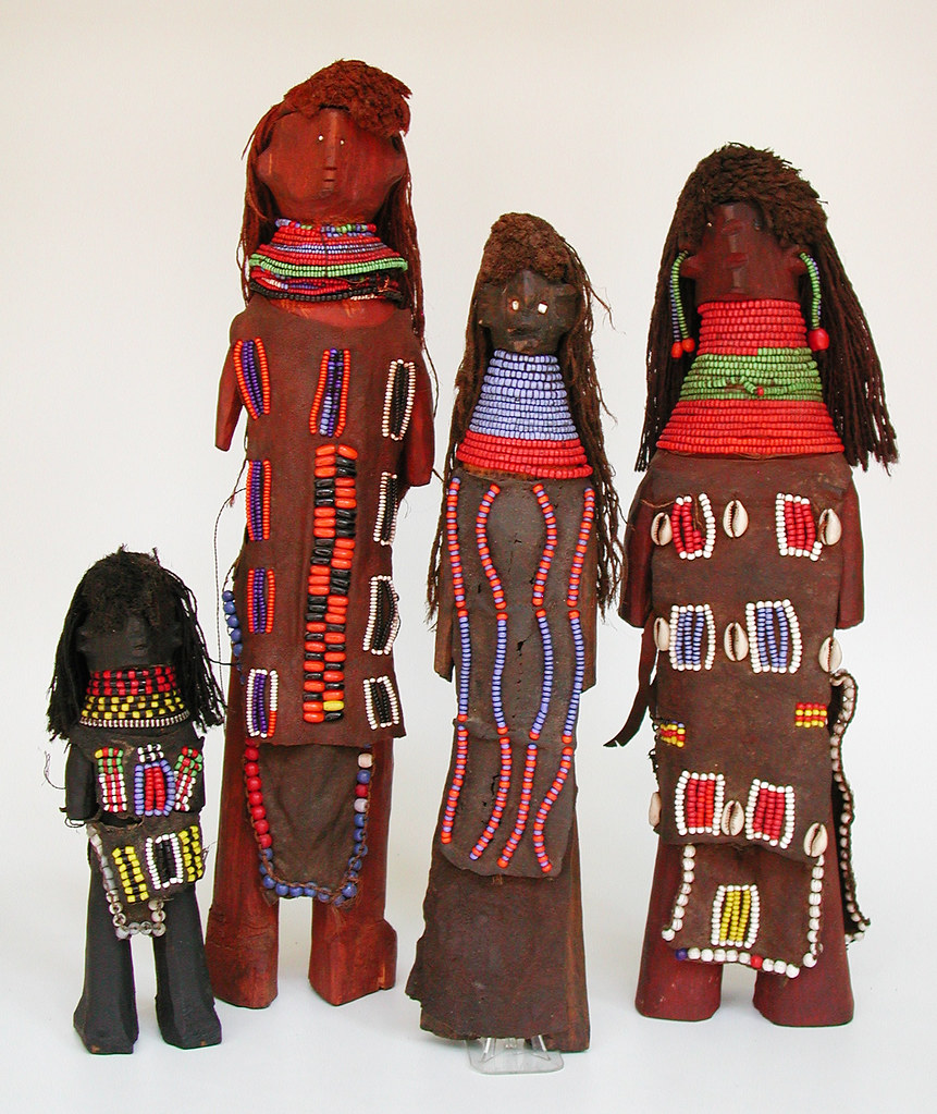 kenya_turkana_group01d Dolls made of wood, leather and bea… Flickr