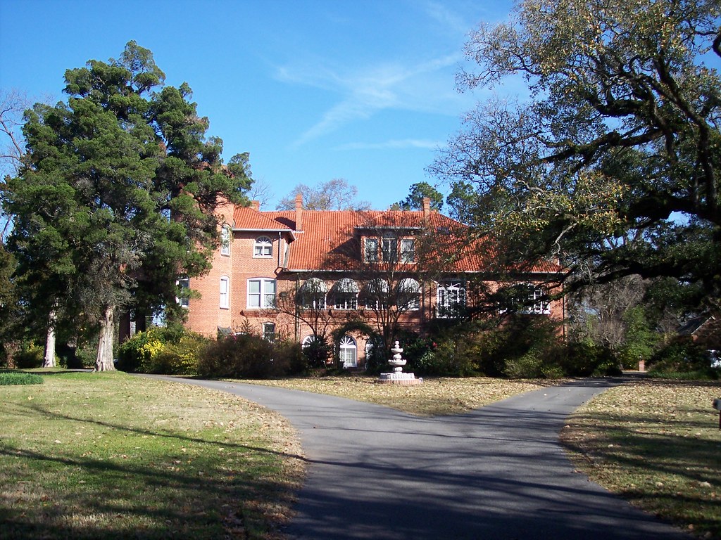 Layton Castle The original house (in the center) was built… Flickr