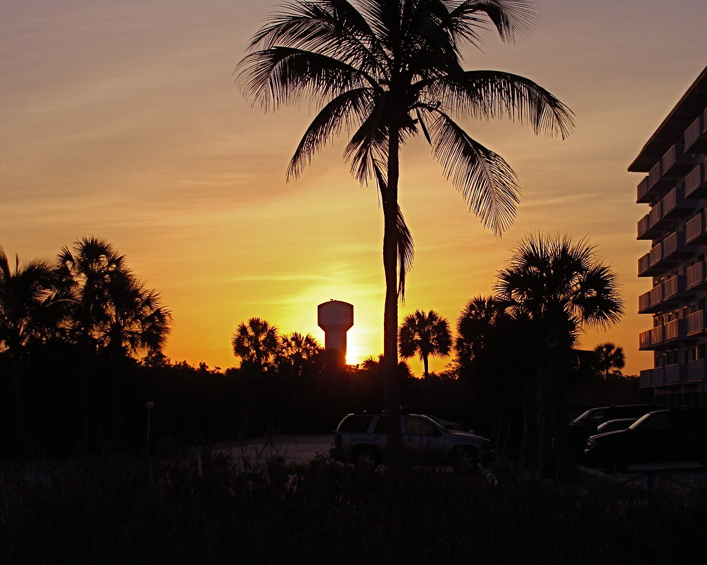 Sun rise in Bonita Springs Bonita Beach Water Tower at Sun… Flickr