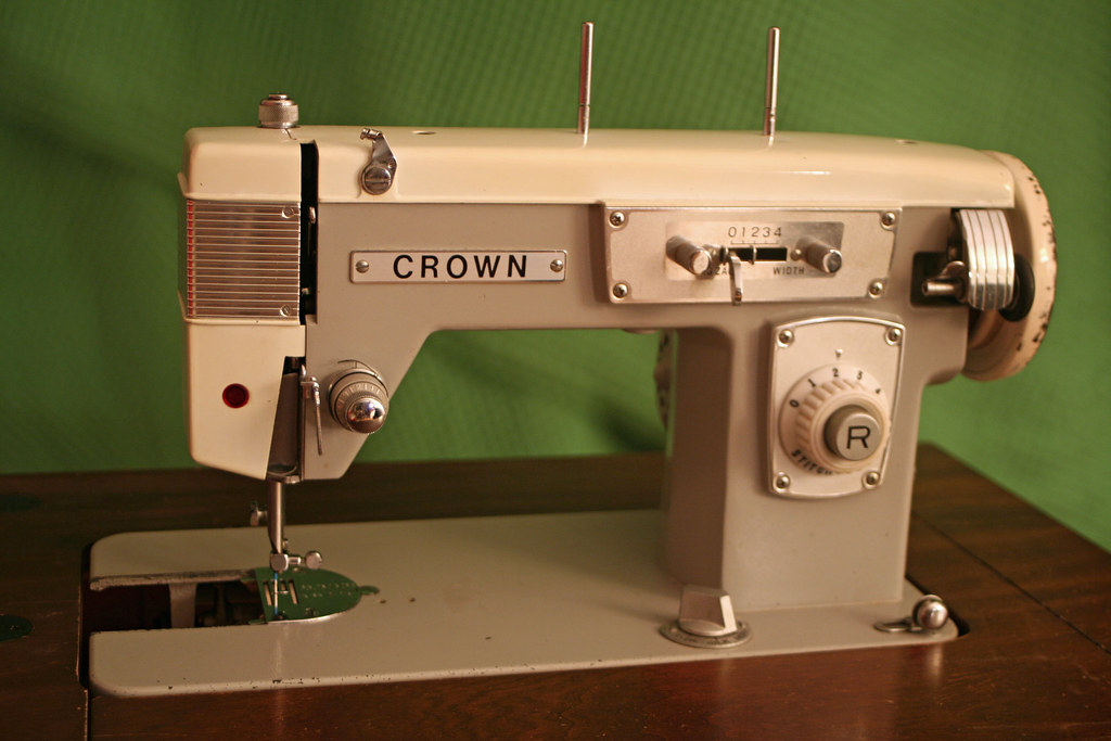 Crown Sewing Machine (de luxe zig zag) Flickr
