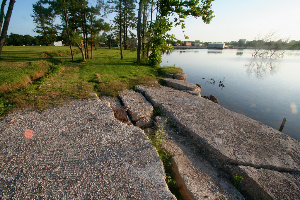 Daisetta sinkhole, Daisetta TX Fractured pavement around t… Flickr