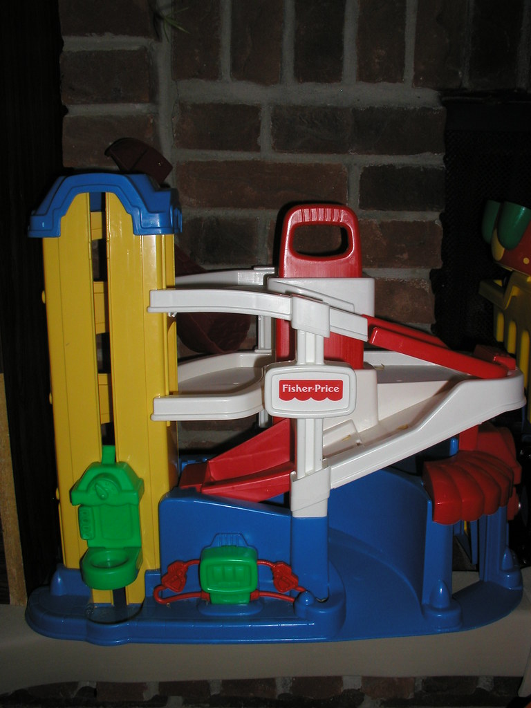 FISHER PRICE Garage FISHER PRICE Garage with some cars 20