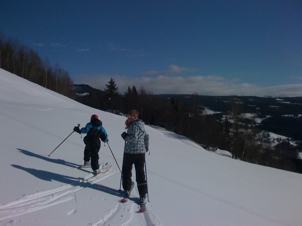 På ski i Forset Julie tester sine nye Völkl twintipski.… Jan
