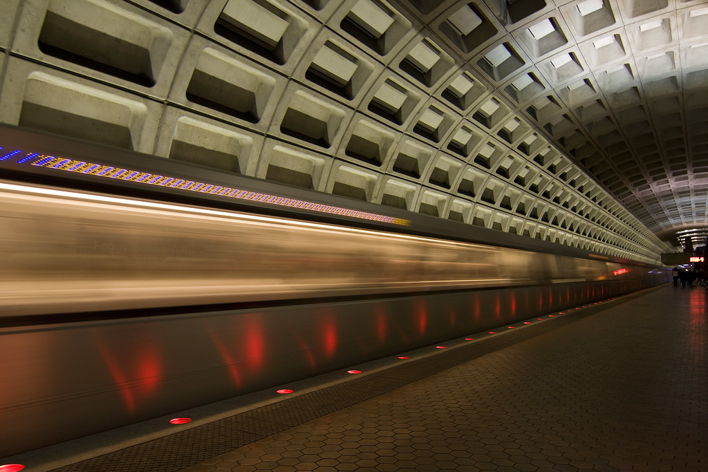 Whoosh! Train leaving the Foggy Bottom/GWU metro station i… Flickr