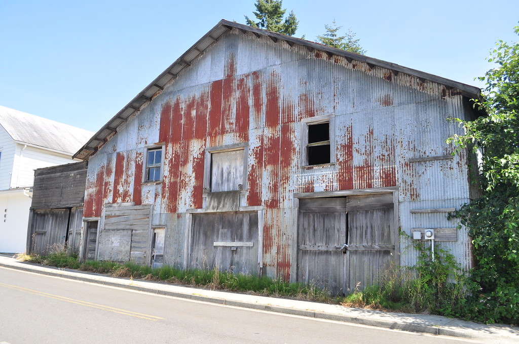Cathlamet, WA old shed by waterfront 01 Joe Mabel Flickr