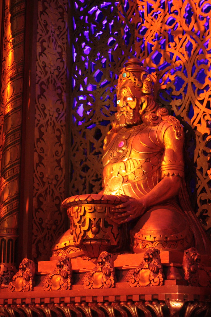 Fox Oakland dude Statue inside the theater Genie Gratto Flickr