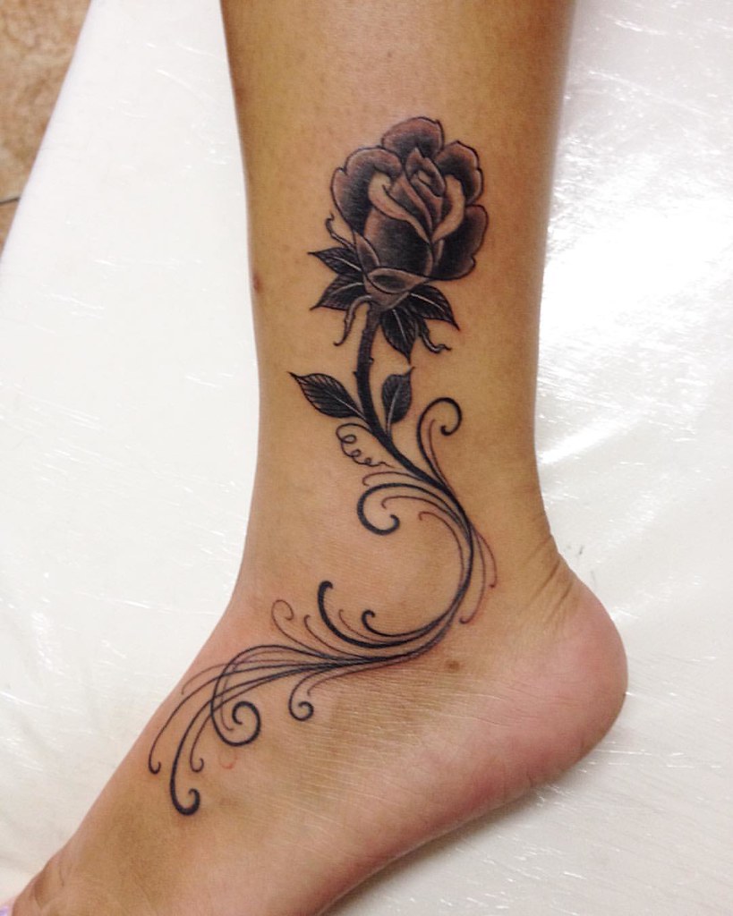 Essa Tatuagem De Rosa Do Tornozelo Vindo Para O Pé Tem Uma… | Flickr 1024_x_819_jpg