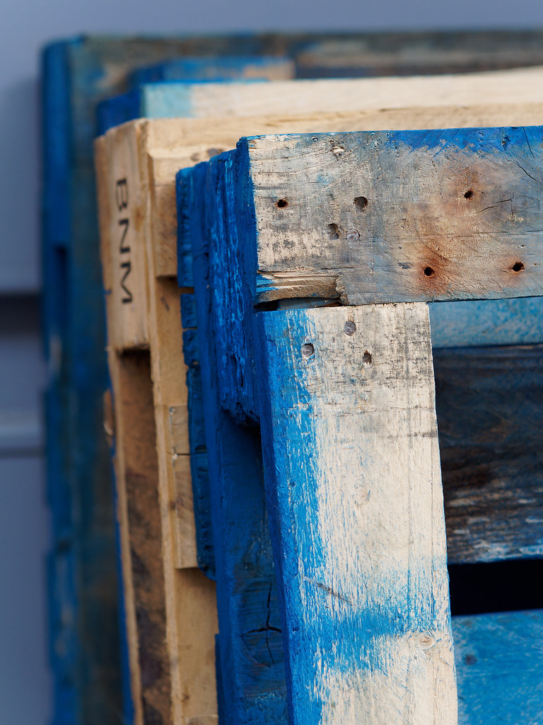 Palettes en bois bleues / Blue wooden pallets Palettes aba… Flickr
