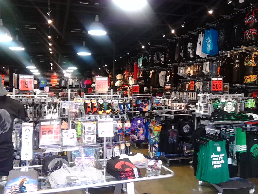 Front of the store, looking towards the right Hot Topic at… Flickr