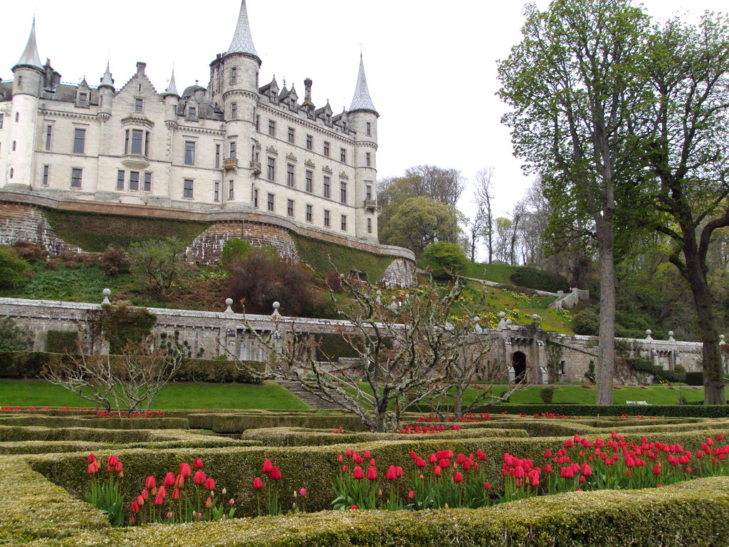 Dunrobin Castle. Dunrobin Castle and red tulips in the spr… Flickr