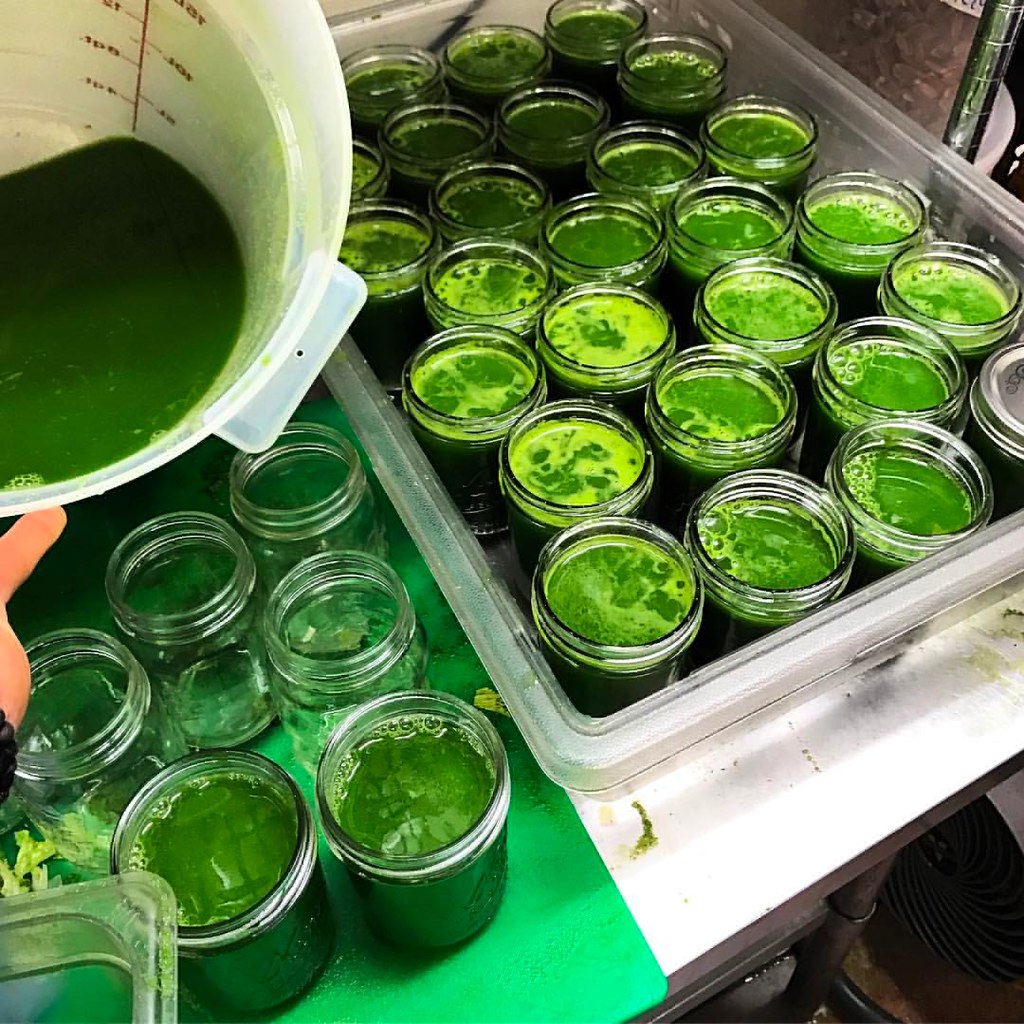 Juicing fresh organic deepdark leafy greens w/ a slight s… Flickr