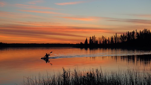 Kayaking after sunset (Astotin Lake, Elk Island National P… Flickr