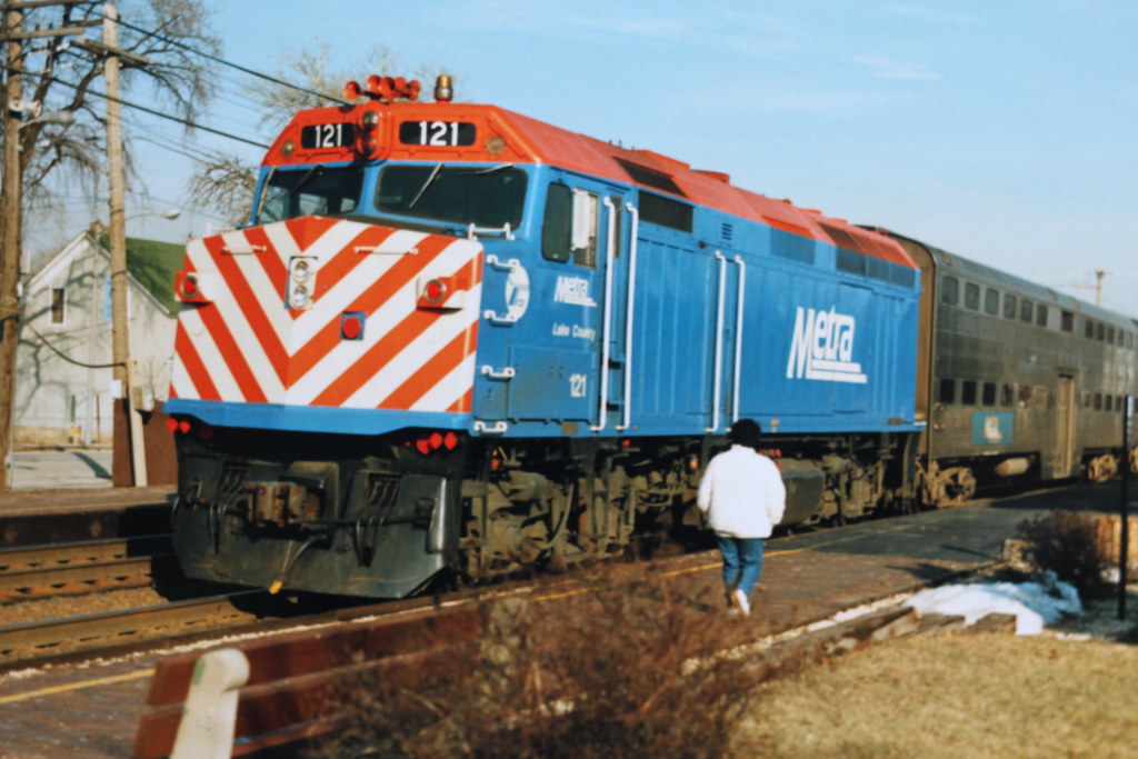 METRA 121 (F40PH) Lake County Bensenville, IL, Midwestern … Flickr