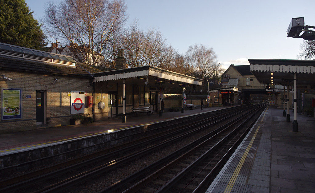 IMGP1489 Totteridge & Whetstone tube station on the London… Flickr