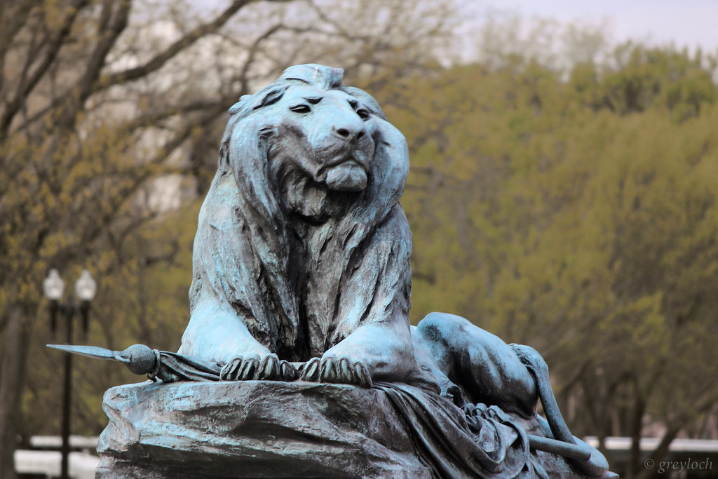 Lion statue at Grant Memorial One of the two lion statues … Flickr
