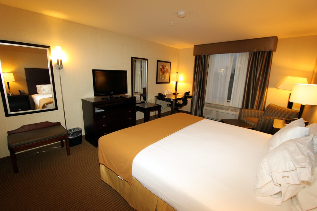 Room with king bed Holiday Inn Express Fresno 7191 W. Kath… Flickr