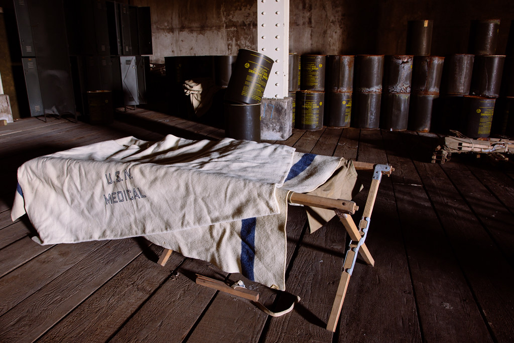 Emergency Cot Cot inside an emergency shelter at a former … Flickr