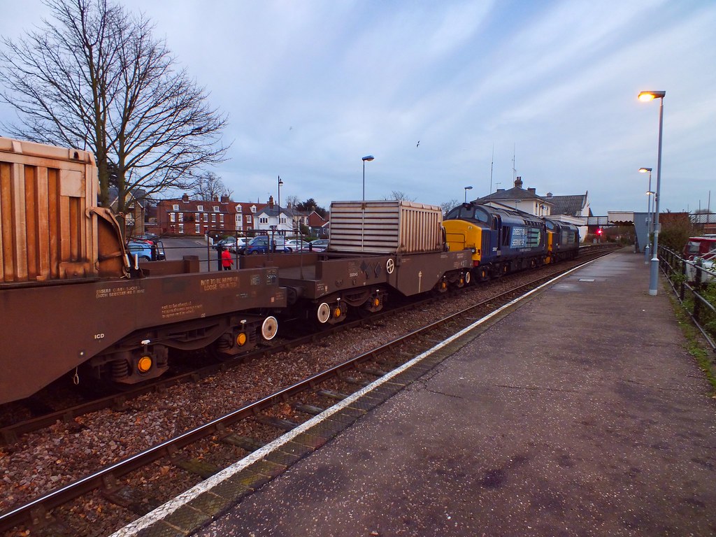 37688 & 37611 at Woodbridge Station, with 6L70 Crewe Siz… Flickr