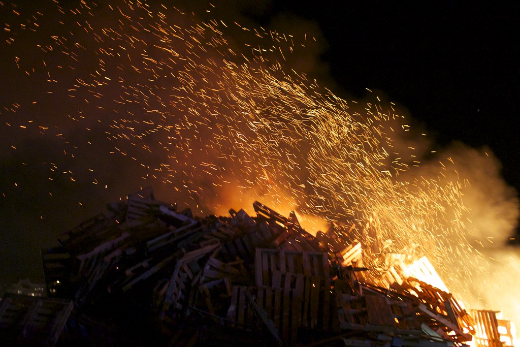 2013 Thanksgiving Day Bonfire in Hull Each year, Hull, MA … Flickr