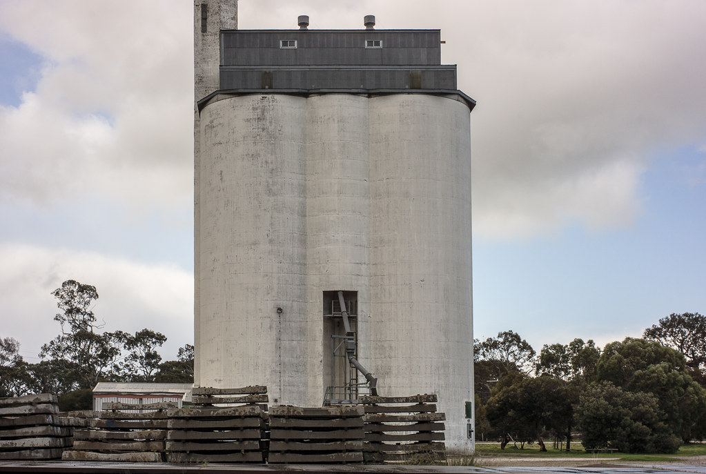 grain silos Bordertown, South Australia Gary SauerThompson Flickr