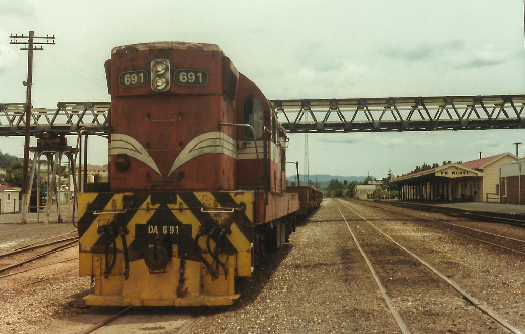Te Kuiti Before the wires came. Andrew Surgenor Flickr
