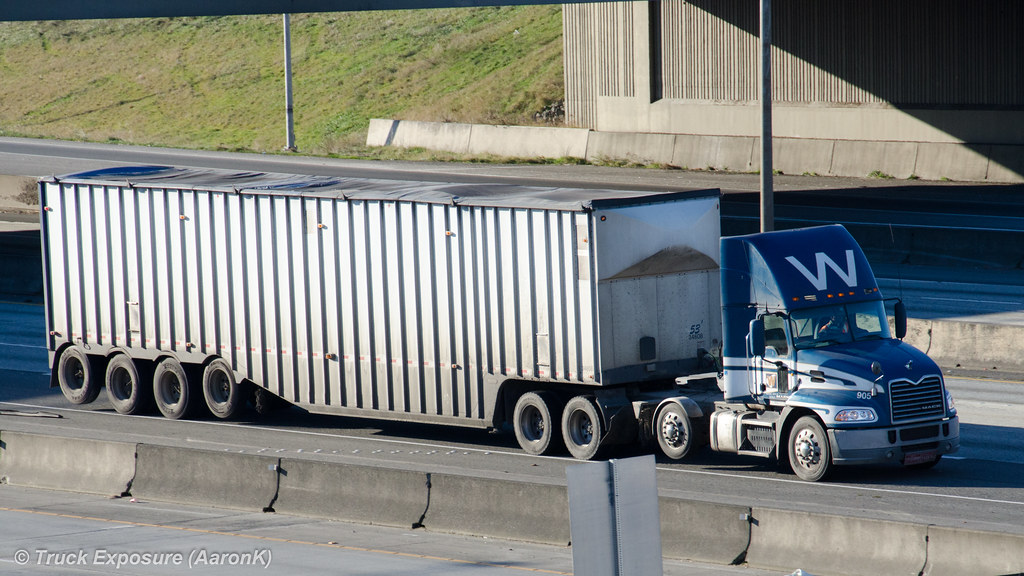 Walsh Trucking Mack Pinnacle 20131207 AaronK Flickr